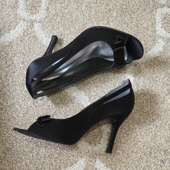 Stuart Weitzman Black Satin Peep-Toe Pumps w/ Rhinestone Bow - Size 8 - Picture 5 of 10